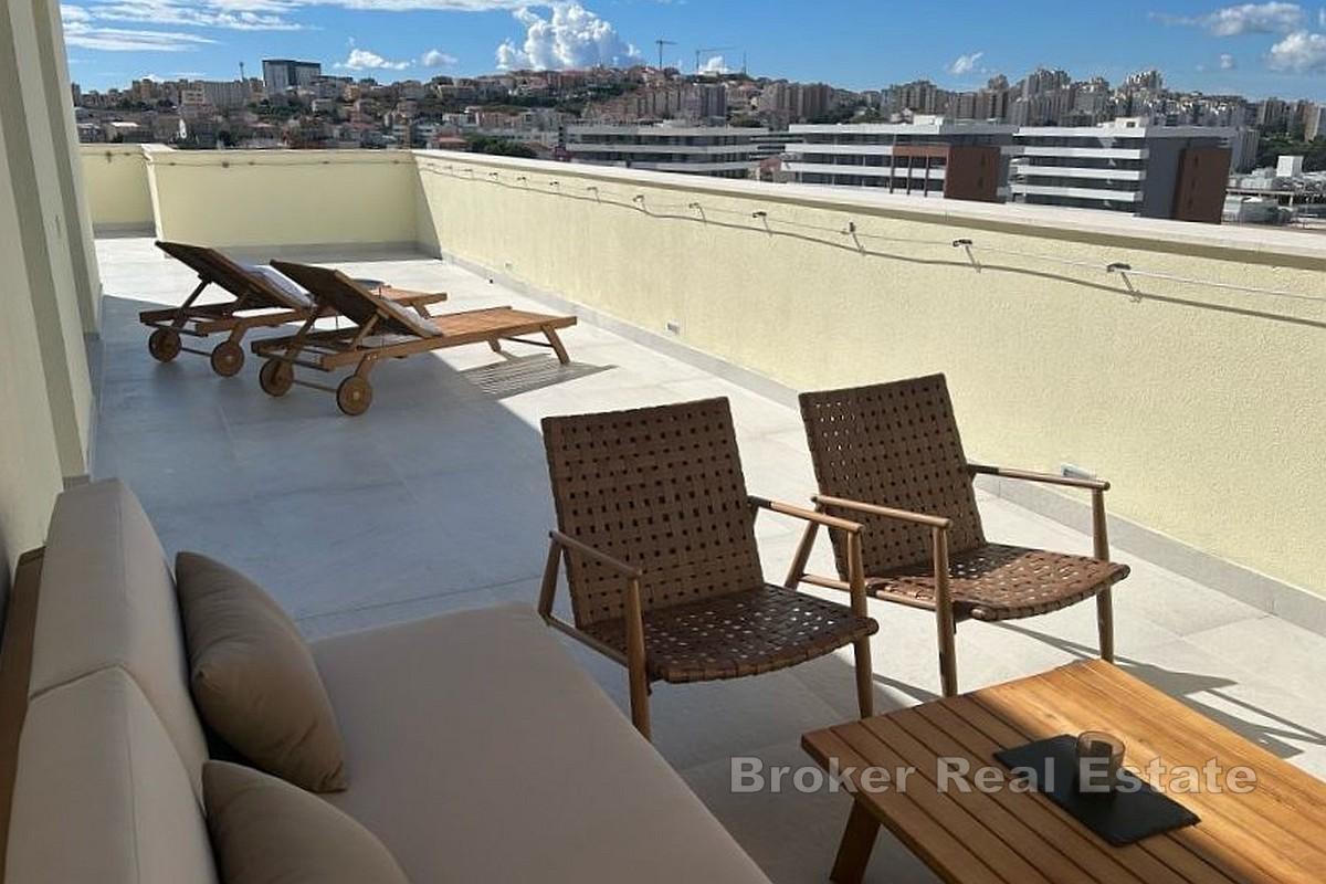 Attico con terrazza e vista sulla città