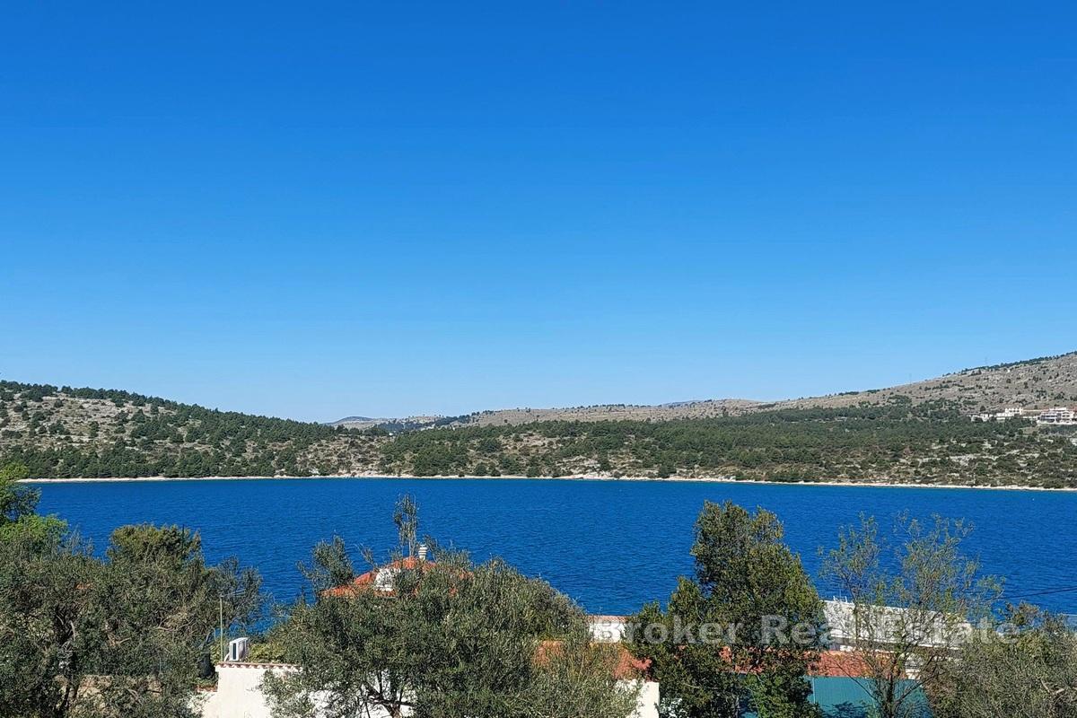 Casa d'appartamenti in riva al mare