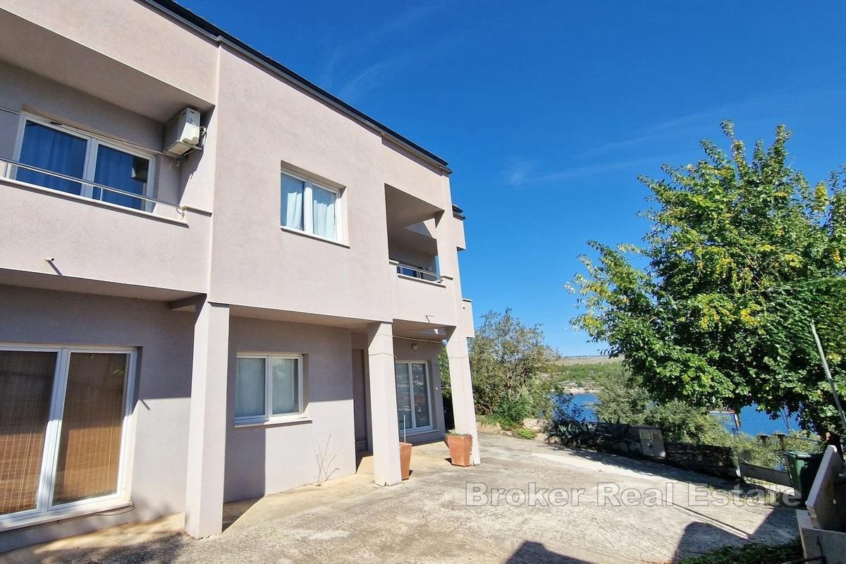 Casa d'appartamenti in riva al mare