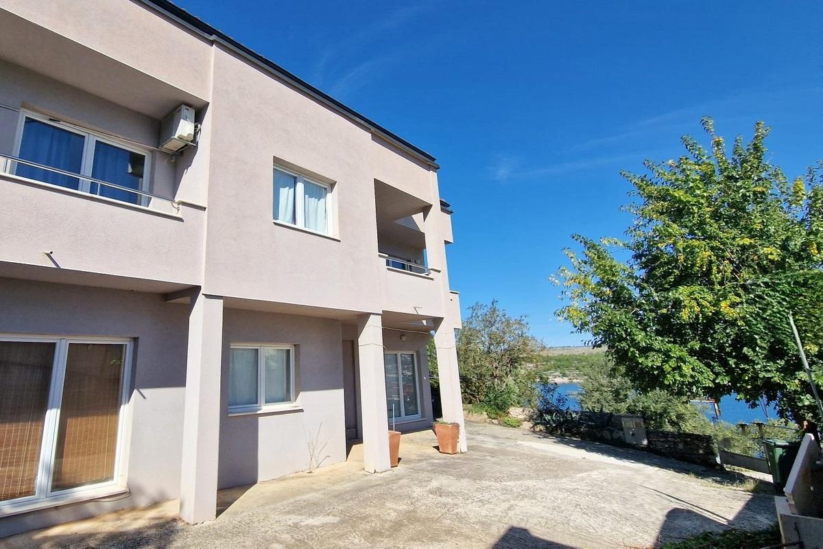 Lägenhetshus vid havet