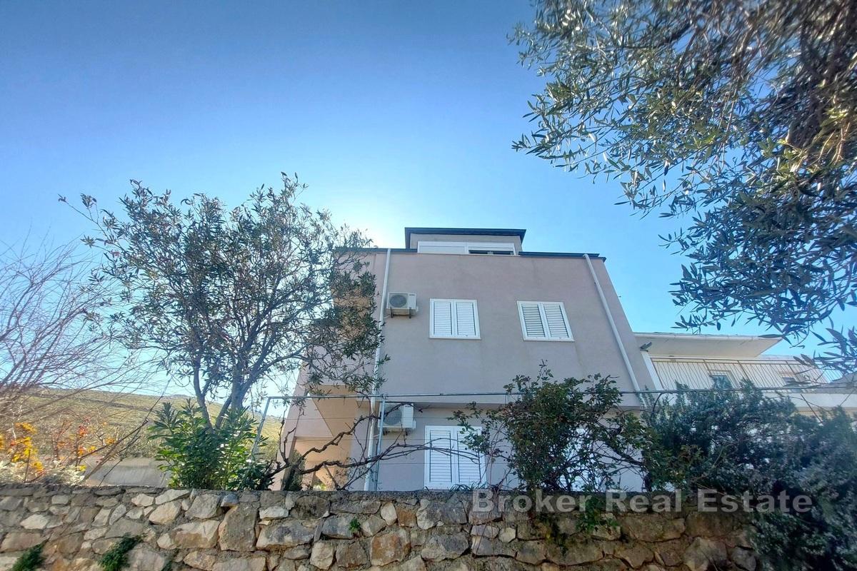 Casa d'appartamenti in riva al mare