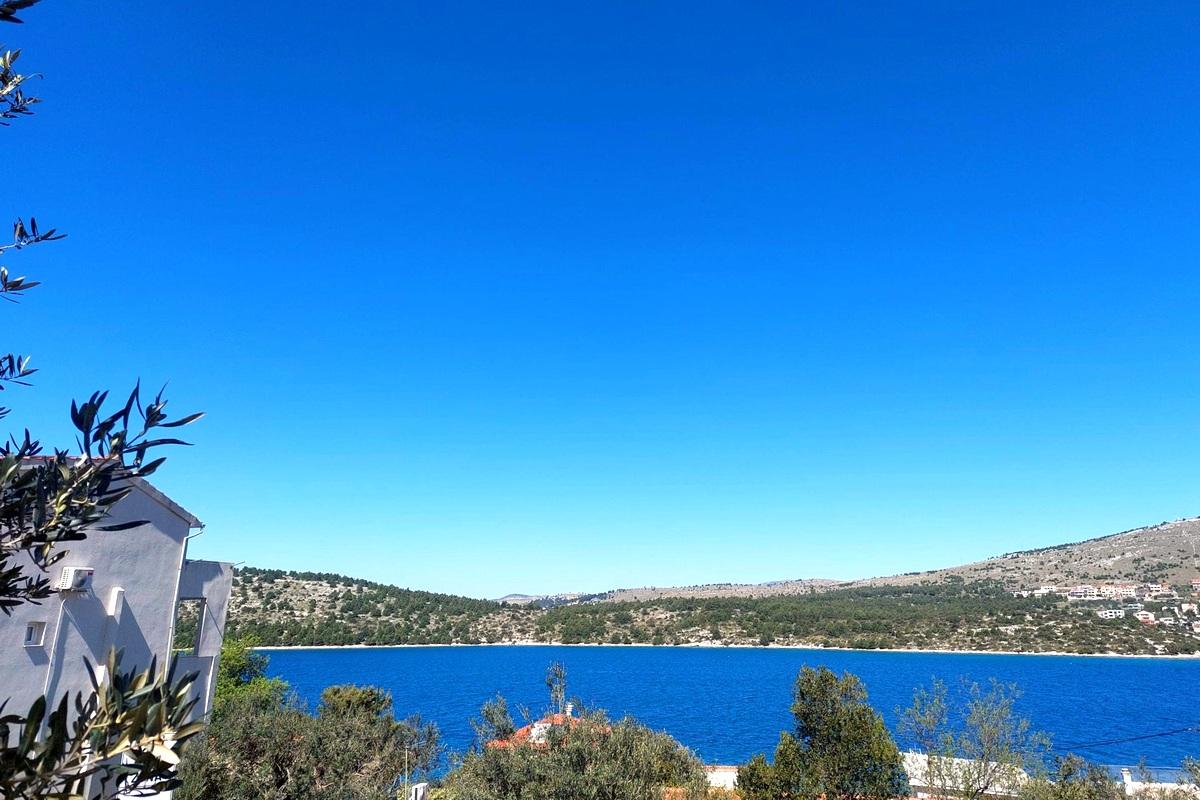 Lägenhetshus vid havet