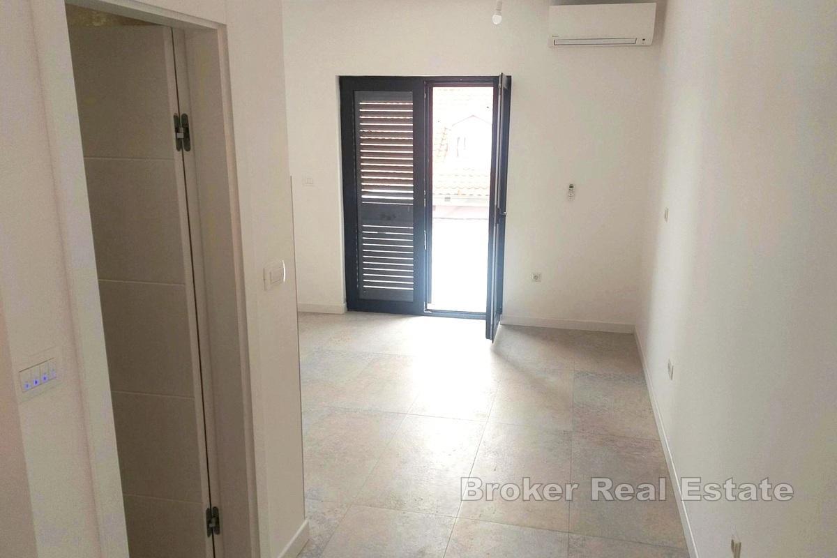 Appartement d'une chambre à coucher avec une grande terrasse dans le centre ville