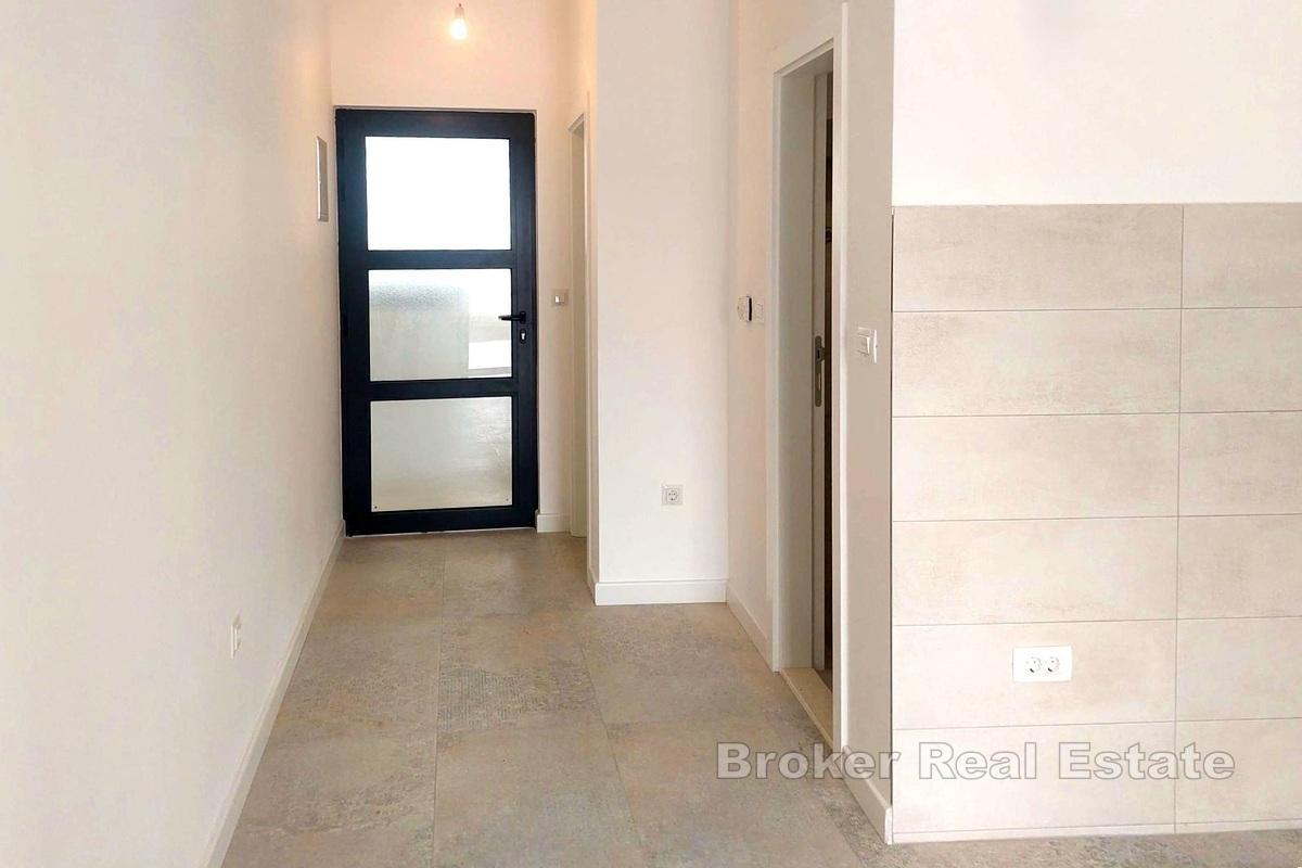 Appartement d'une chambre à coucher avec une grande terrasse dans le centre ville