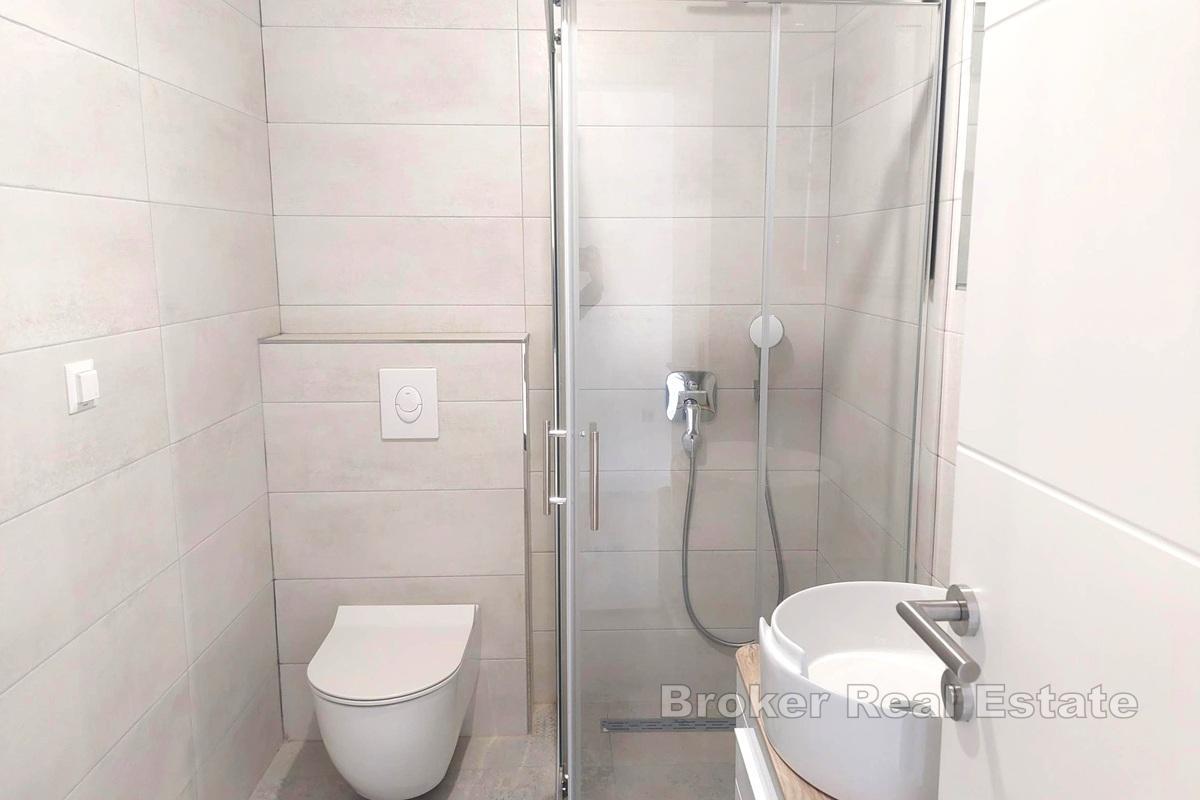 Appartement d'une chambre à coucher avec une grande terrasse dans le centre ville