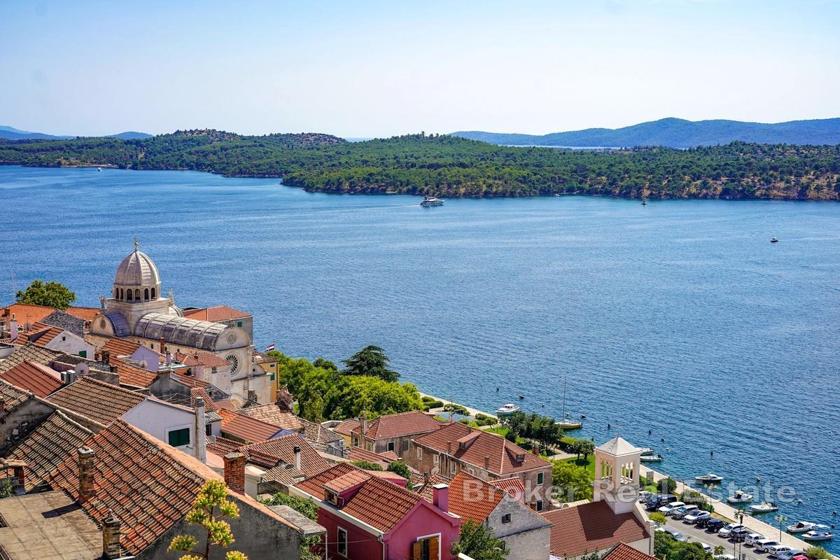 Ein-Schlafzimmer-Wohnung mit Garage im Stadtzentrum