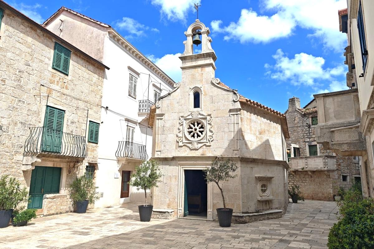 001-2051-16-Hvar-House-with-terrace-and-yard-near-the-sea-for-sale