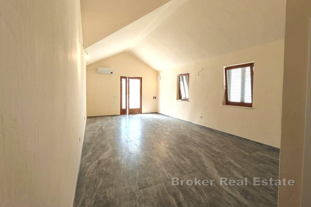 Hus med terrasse og hage nær sjøen