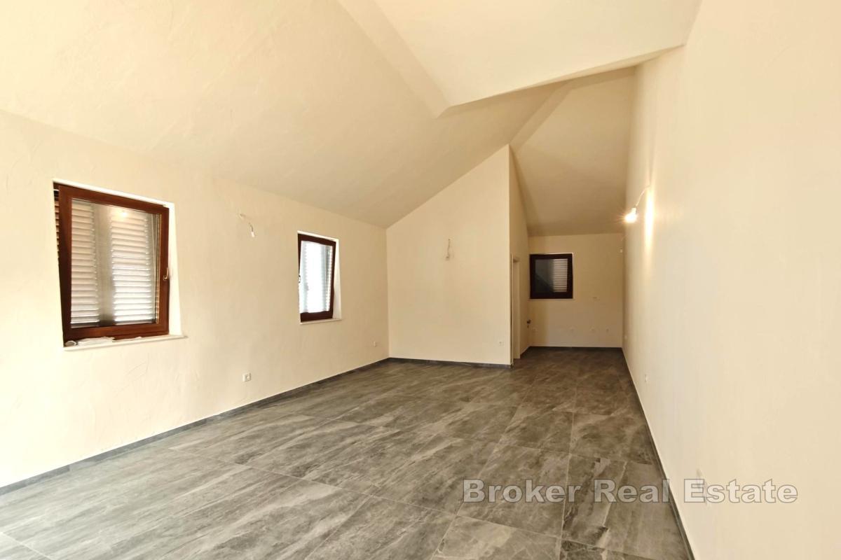 Hus med terrasse og hage nær sjøen