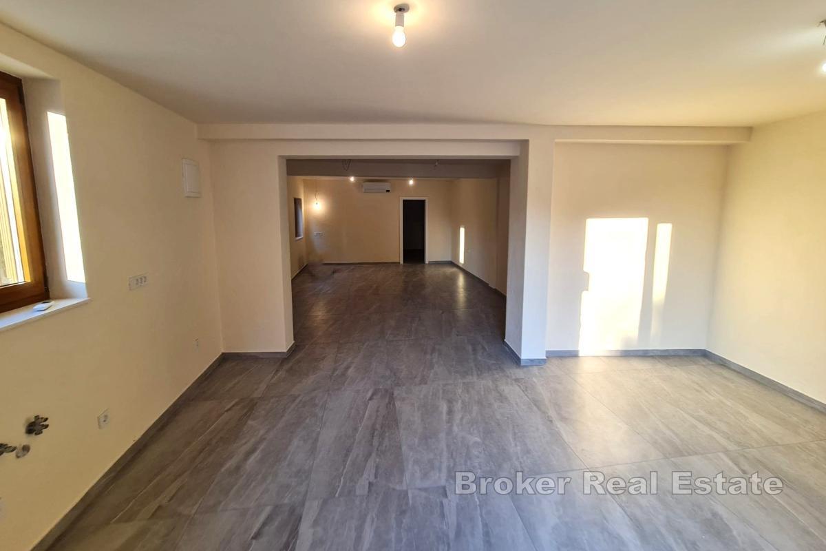 Hus med terrasse og hage nær sjøen