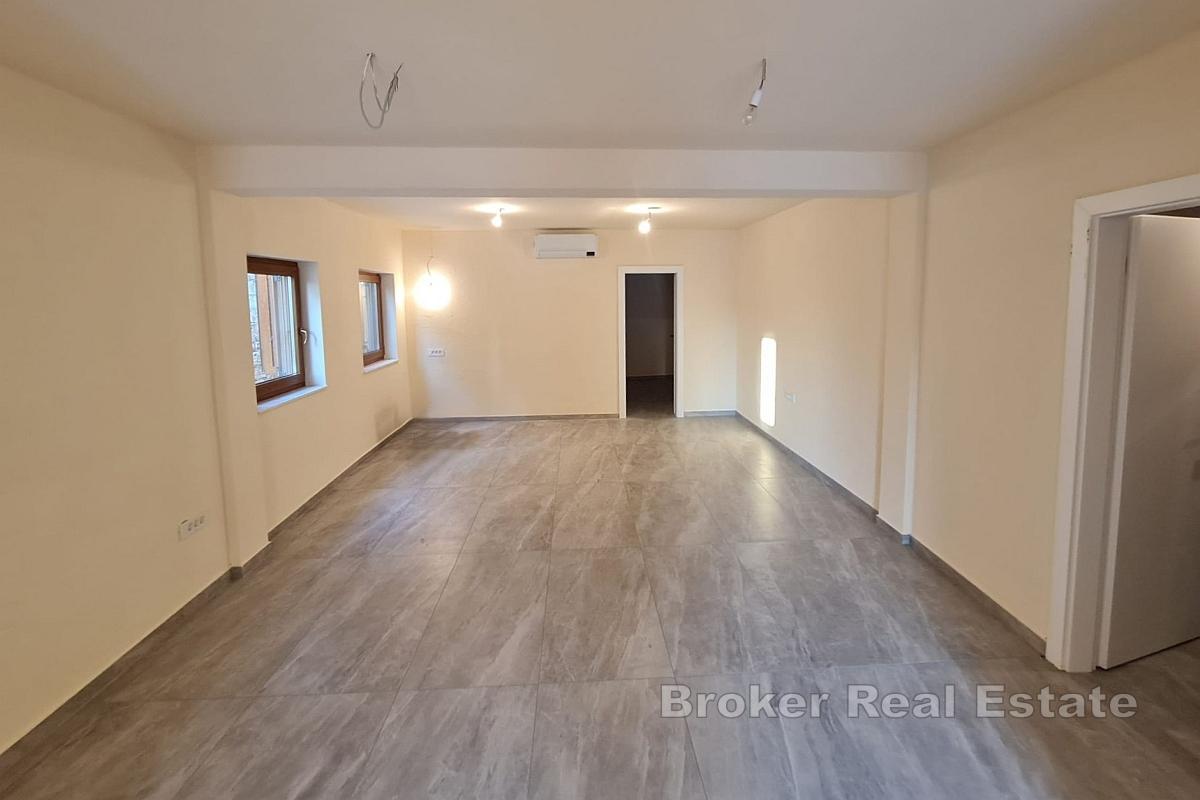 Hus med terrasse og hage nær sjøen