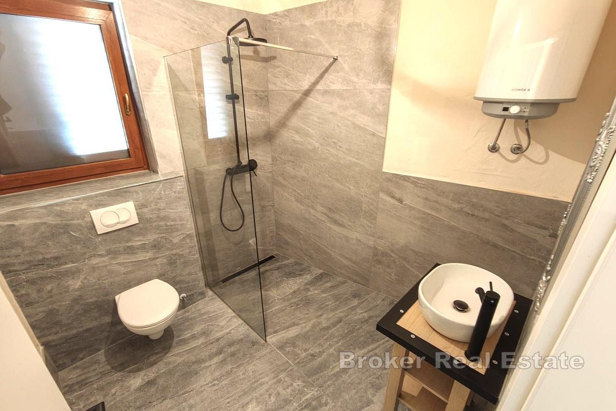 Hus med terrasse og hage nær sjøen