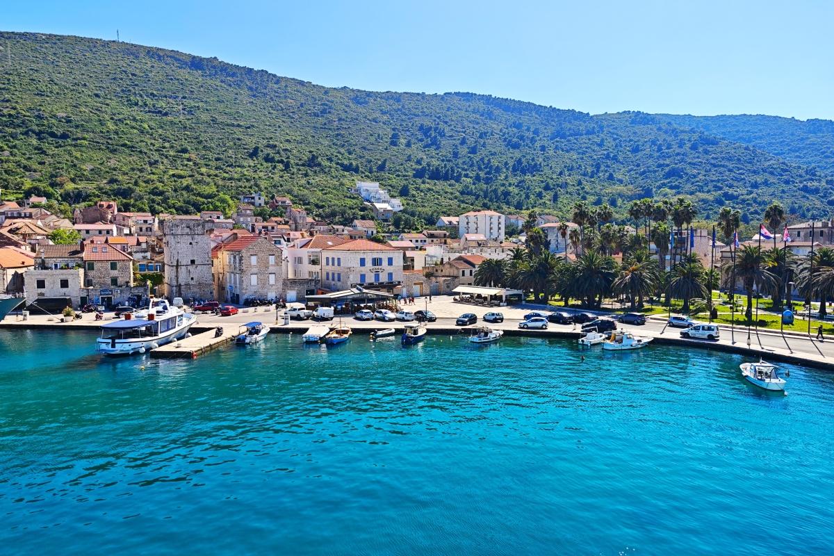 001-2051-17-Vis-Stone-house-near-the-sea-for-sale