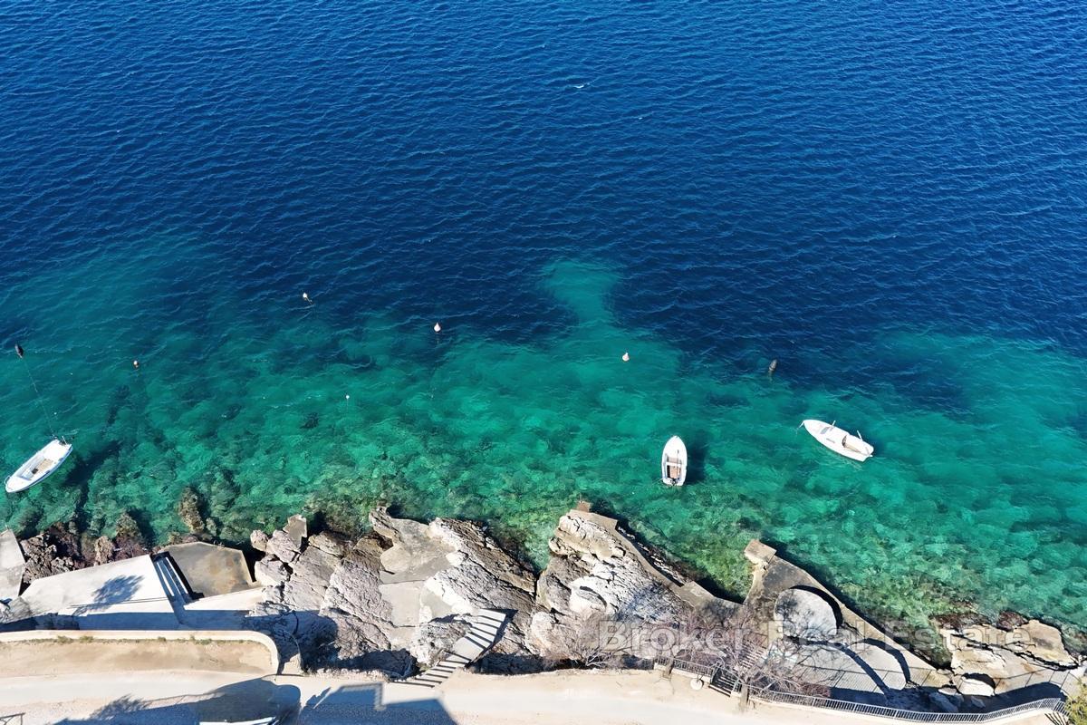 Renoverat hus med två bostäder, nära havet