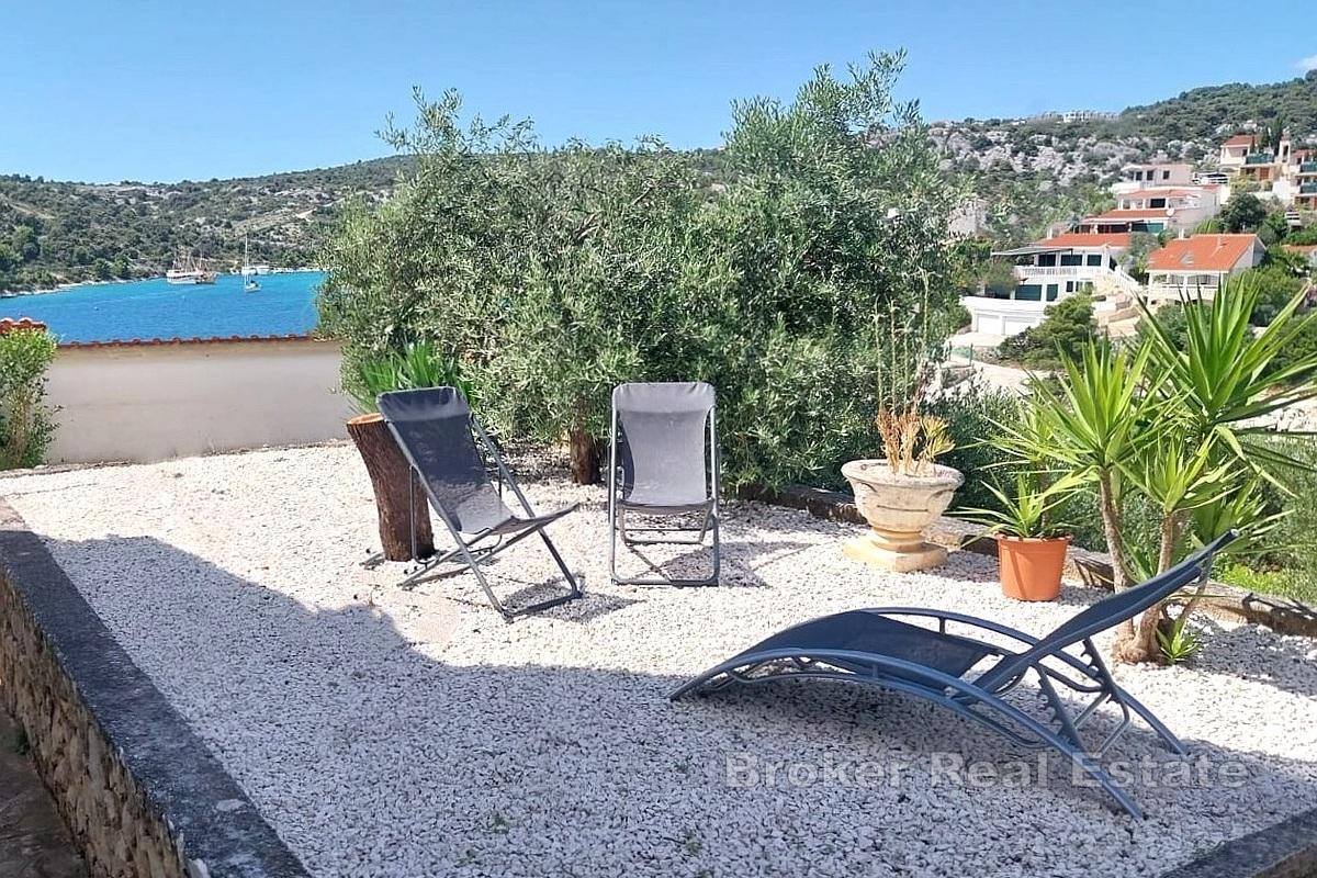 Casa ristrutturata con due unità abitative, vicino al mare