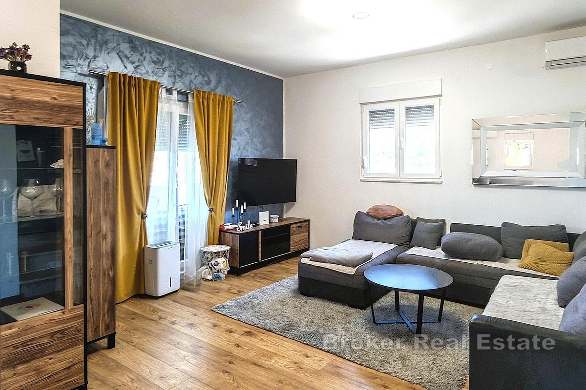 Renoverat hus med två bostäder, nära havet
