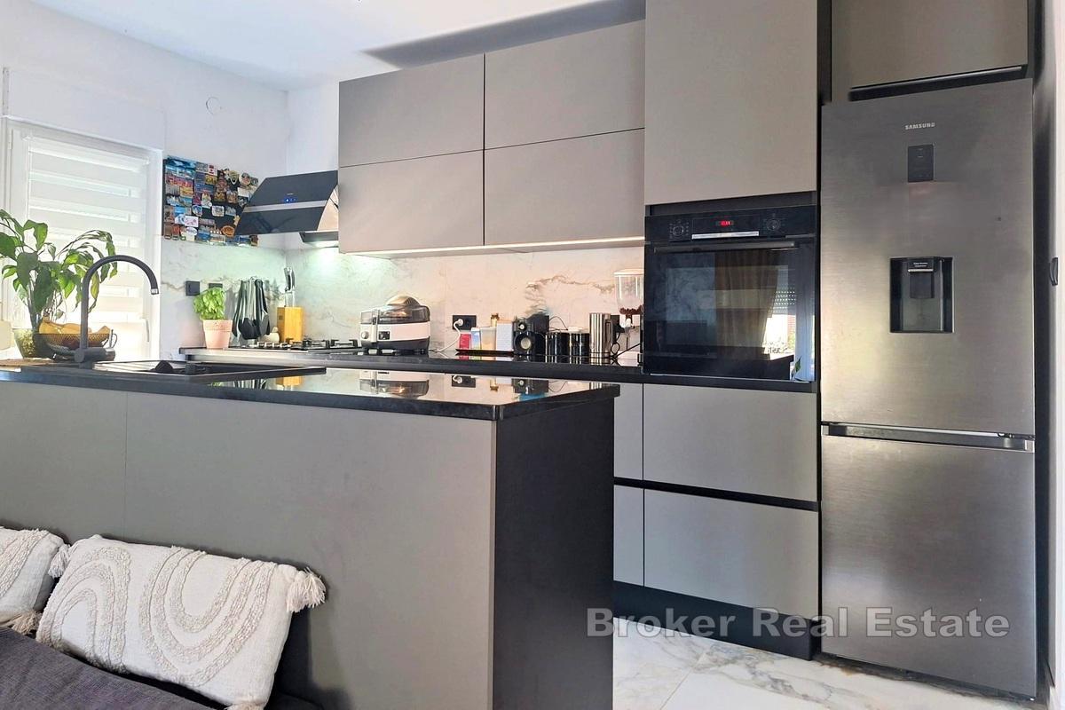 Renoverat hus med två bostäder, nära havet