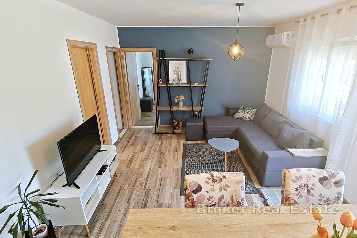 Casa ristrutturata con due unità abitative, vicino al mare