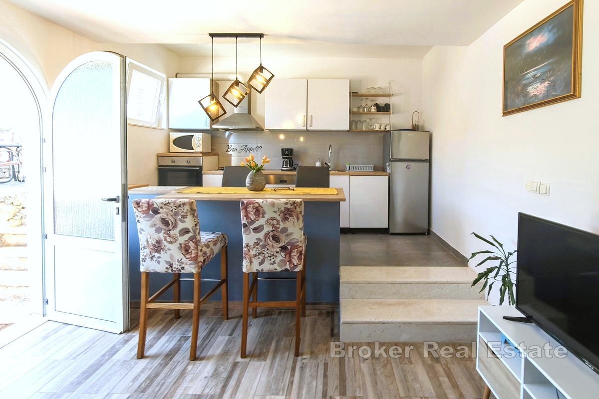 Casa ristrutturata con due unità abitative, vicino al mare