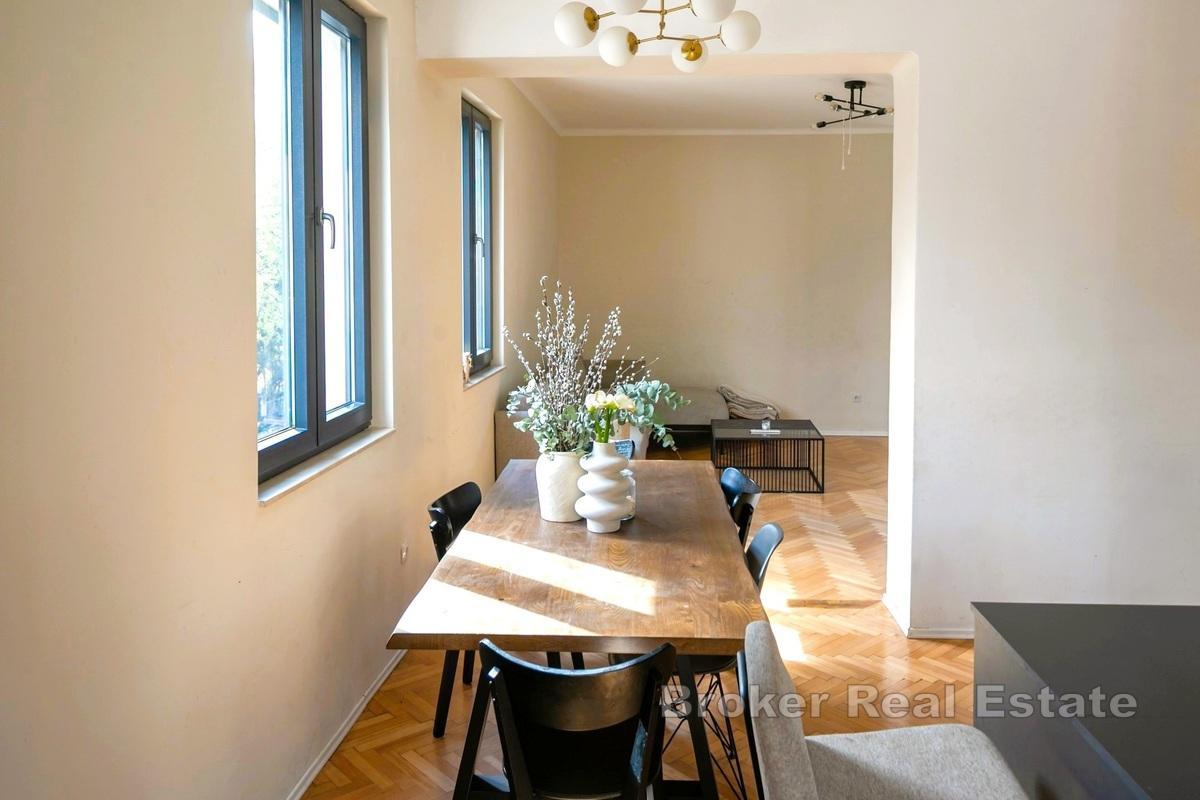 Elegante appartamento d'epoca dal design moderno vicino al centro città