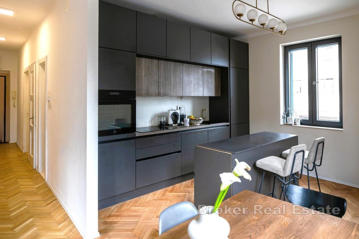 Elegante appartamento d'epoca dal design moderno vicino al centro città