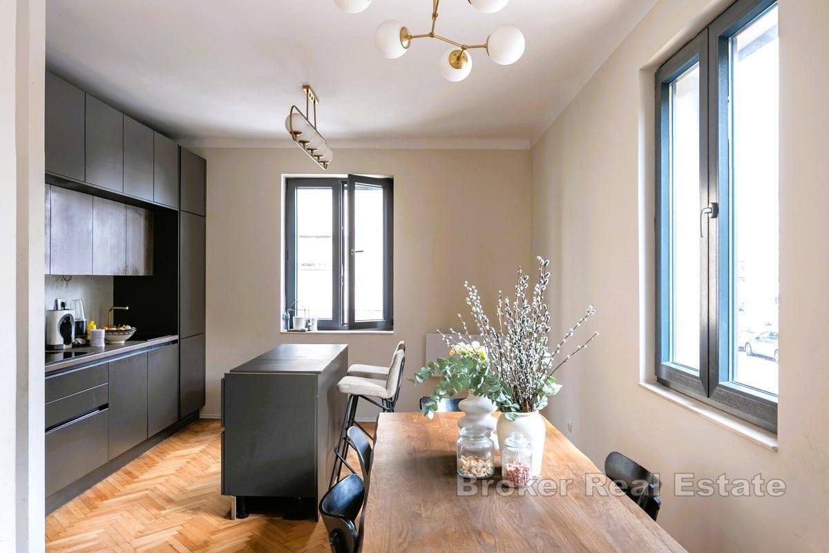 Elegante appartamento d'epoca dal design moderno vicino al centro città