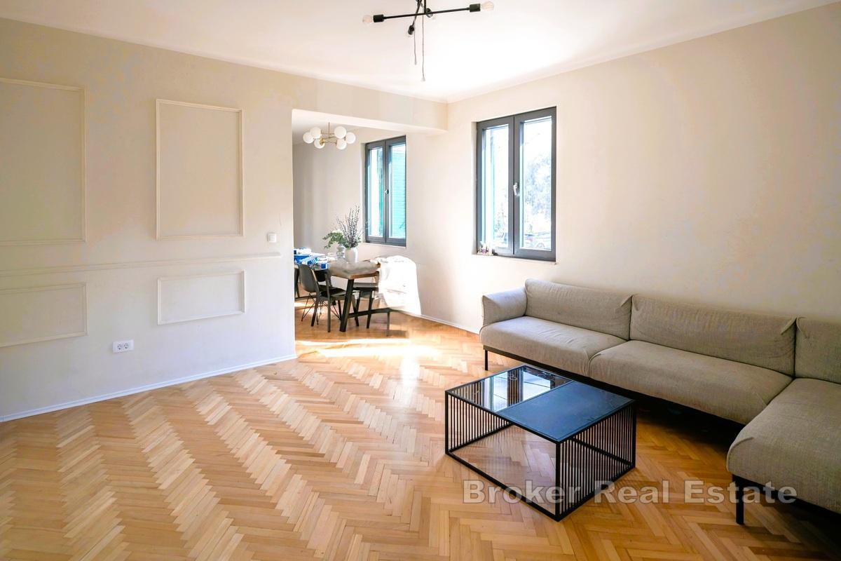 Elegante appartamento d'epoca dal design moderno vicino al centro città