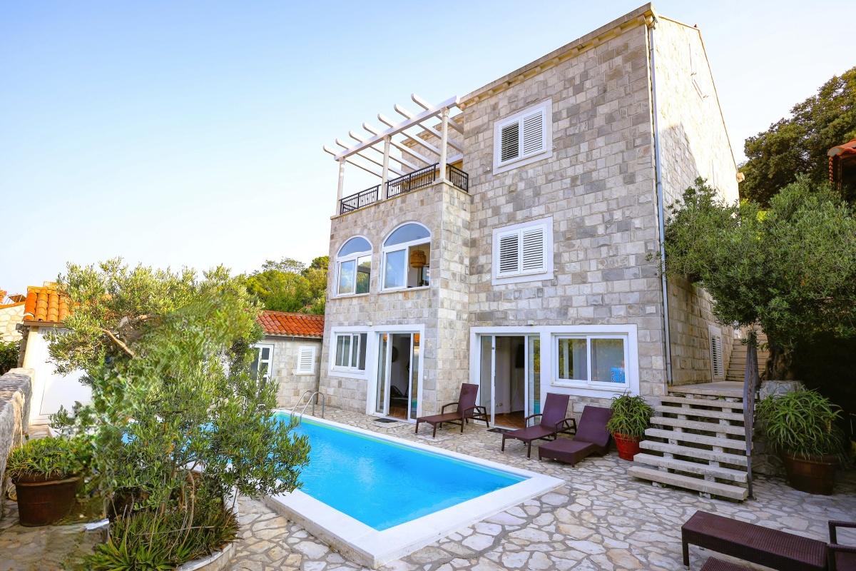 Villa en pierre avec piscine et vue mer