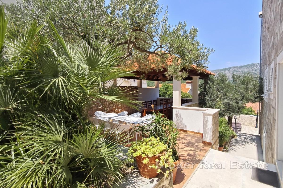 Villa en pierre avec piscine et vue mer