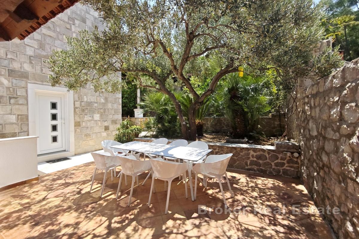 Villa en pierre avec piscine et vue mer