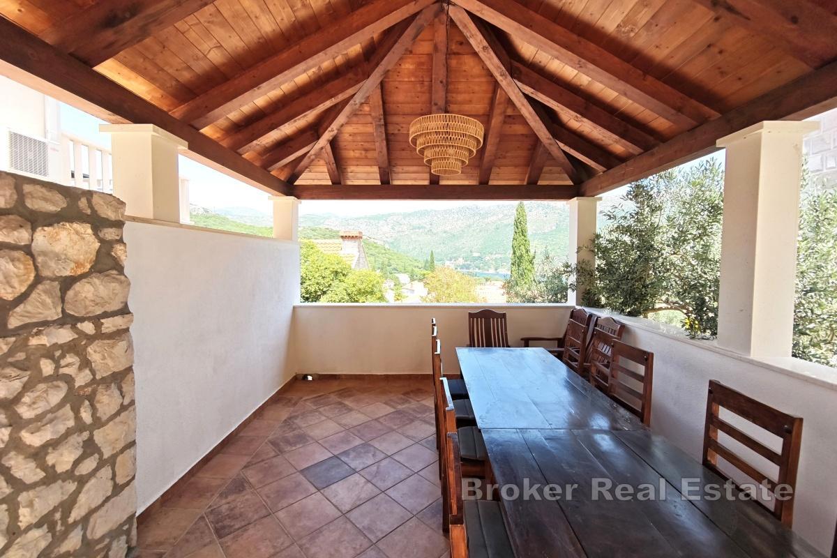 Villa en pierre avec piscine et vue mer