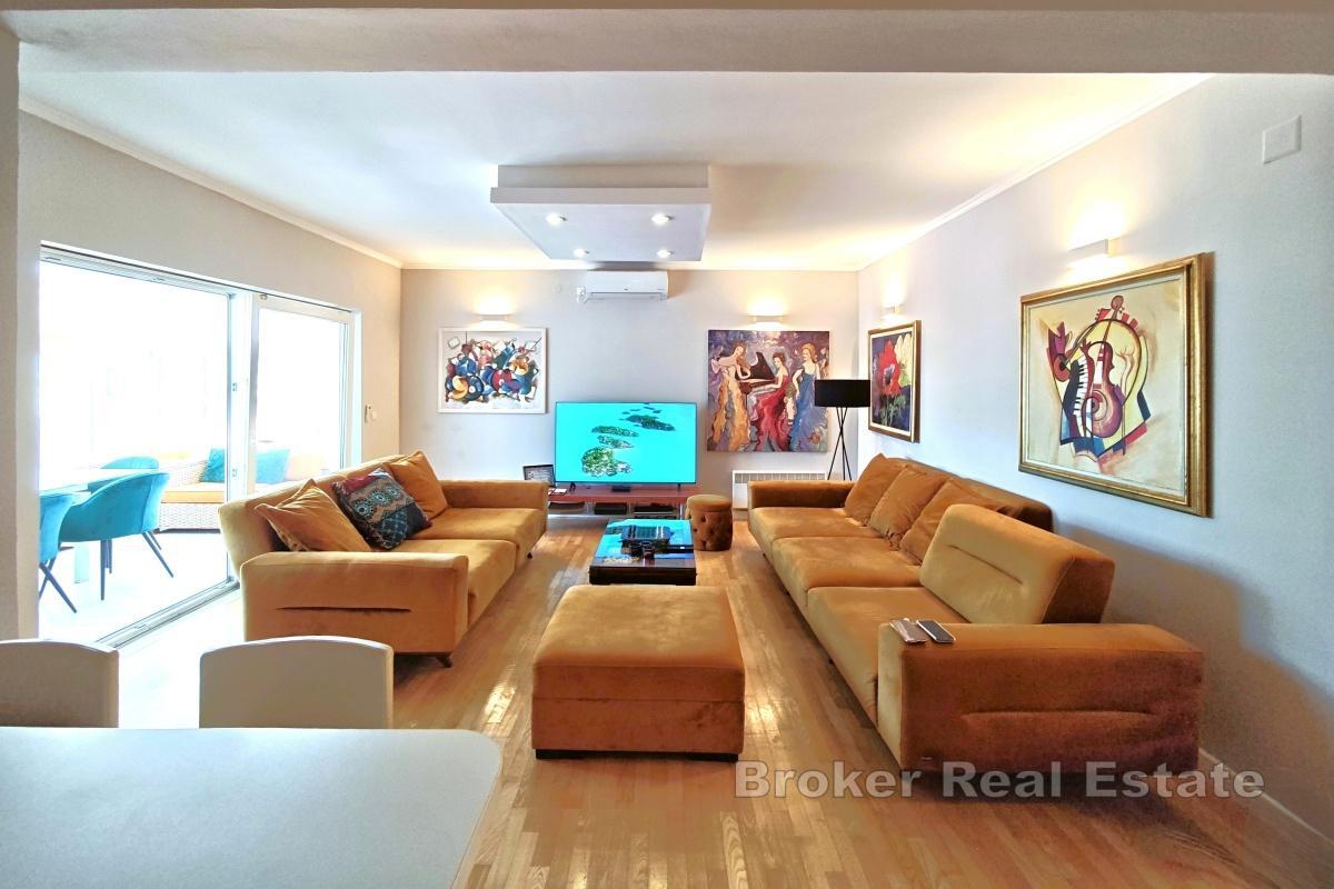 Villa en pierre avec piscine et vue mer