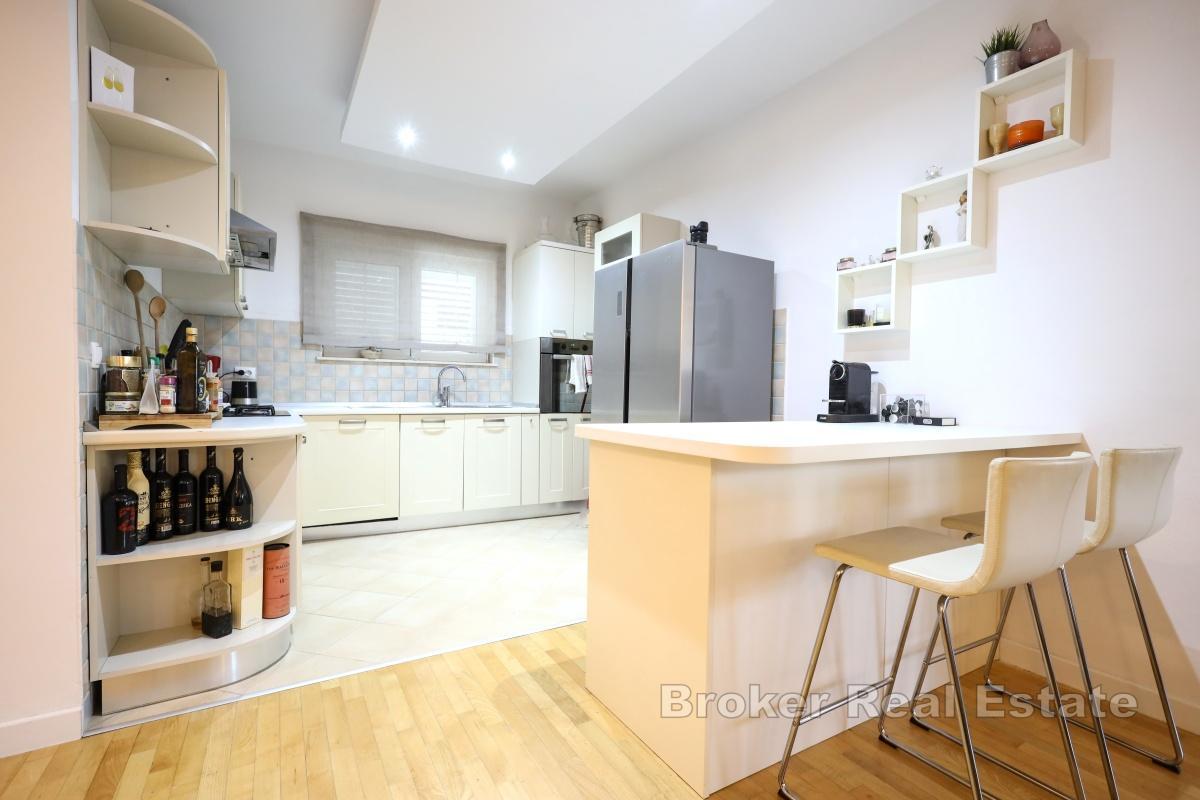 Villa en pierre avec piscine et vue mer