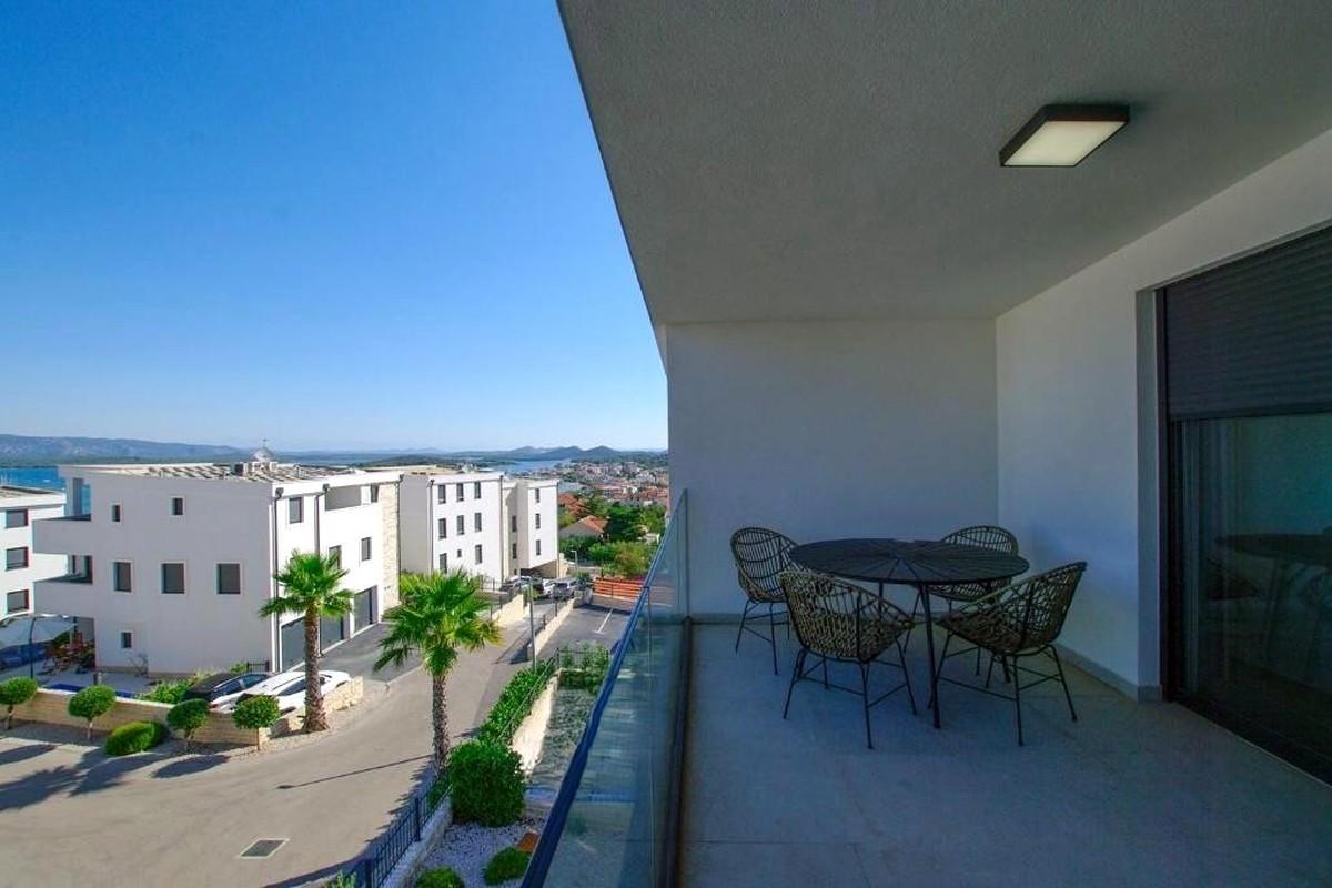 001-2051-21-island-murter-four-bedroom-apartment-with-terrace-and-garage-for-sale