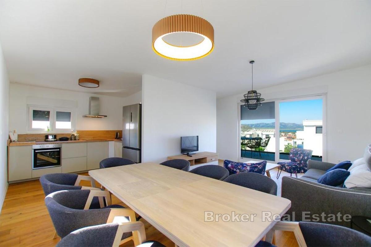 Четырехкомнатная квартира с террасой и гаражом, недалеко от моря