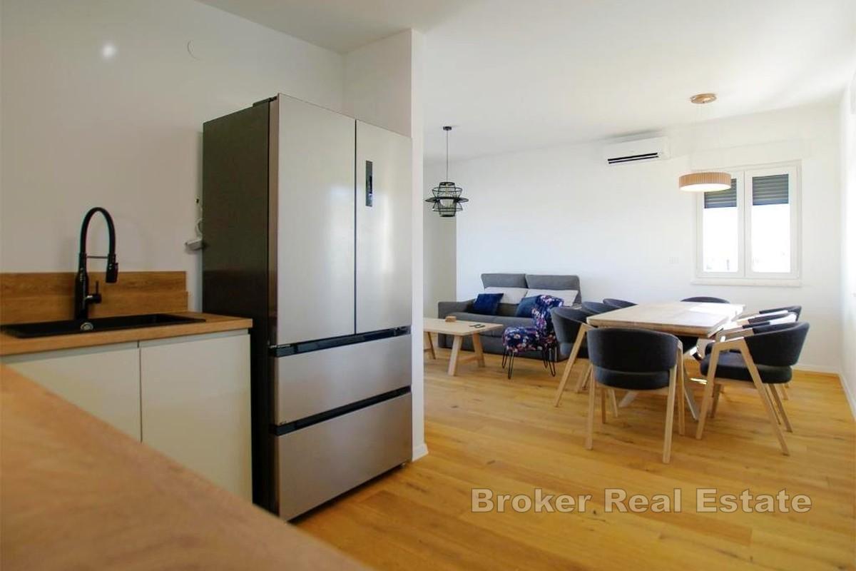 Lägenhet med fyra sovrum, terrass och garage, nära havet