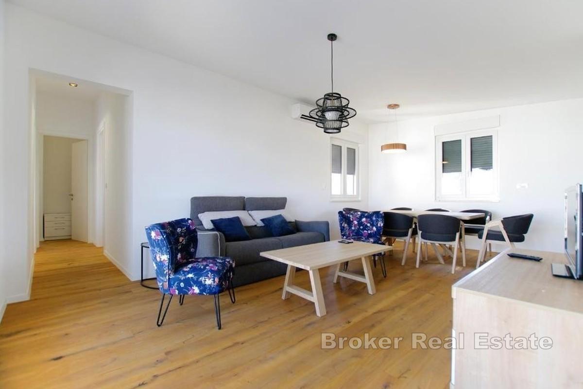 Четырехкомнатная квартира с террасой и гаражом, недалеко от моря