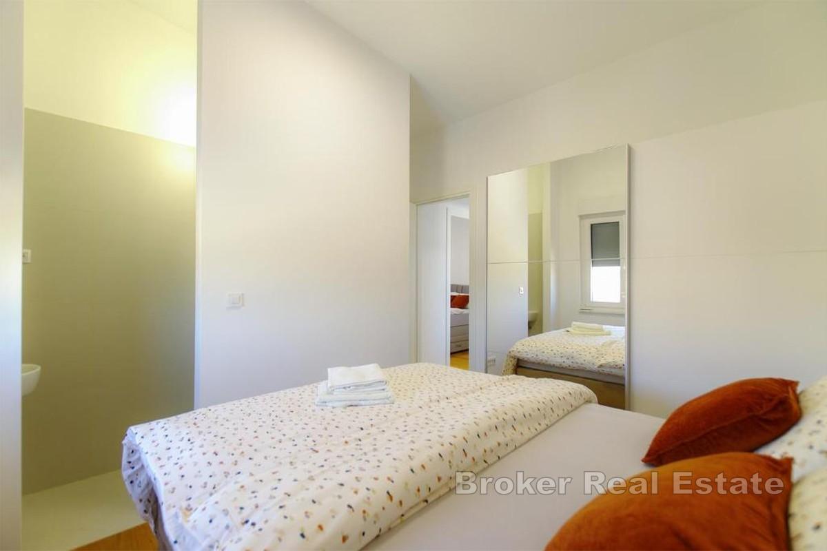 Appartamento con quattro camere da letto, terrazzo e garage, vicino al mare