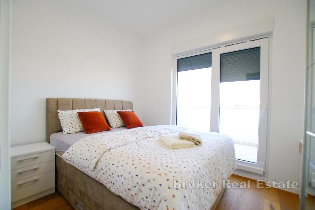 Appartamento con quattro camere da letto, terrazzo e garage, vicino al mare