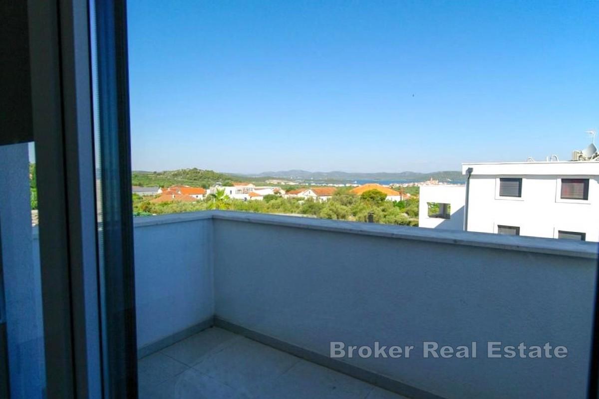 Appartamento con quattro camere da letto, terrazzo e garage, vicino al mare