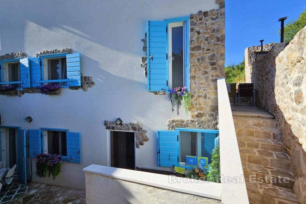 Belle maison avec deux logements et jacuzzi - une oasis méditerranéenne moderne