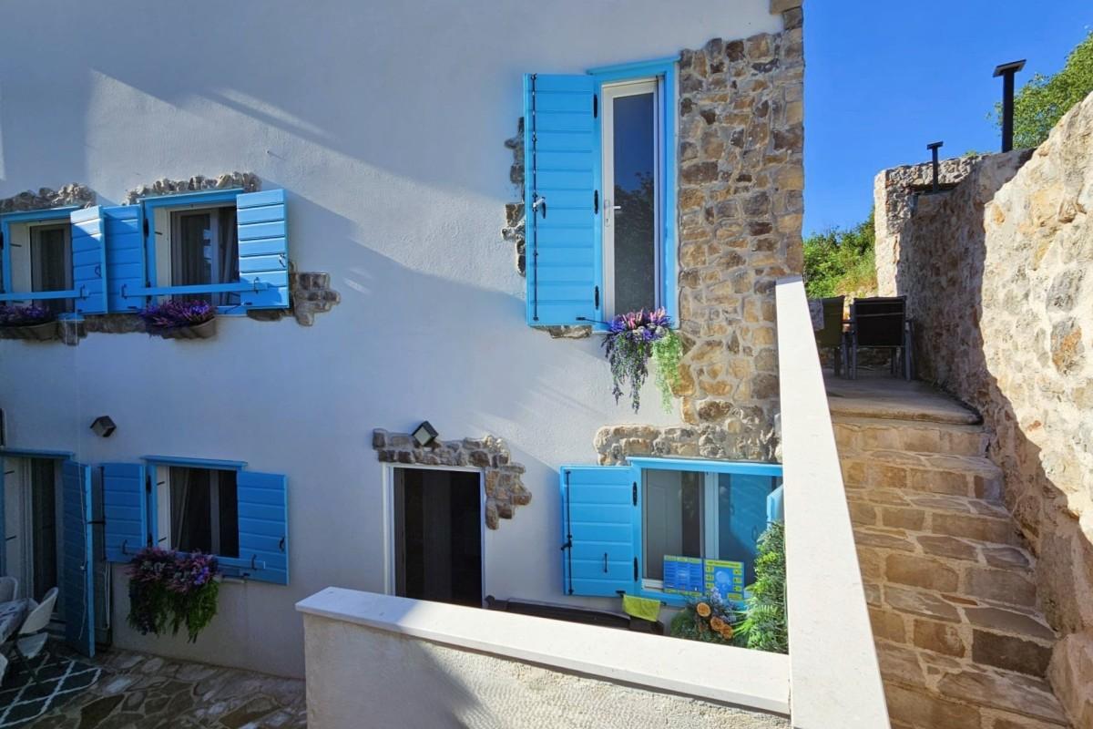 Predivna kuća s dvije stambene jedinice i jacuzzijem – suvremena mediteranska oaza