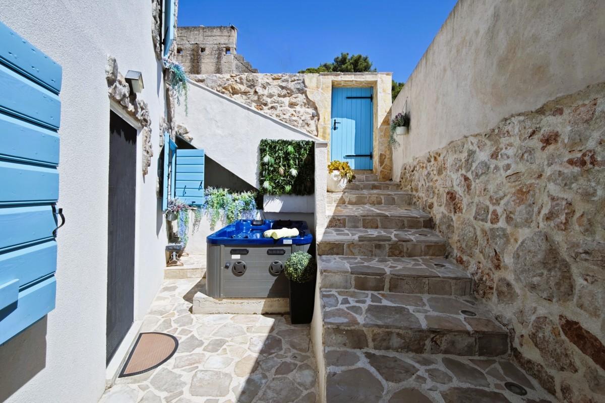 Predivna kuća s dvije stambene jedinice i jacuzzijem – suvremena mediteranska oaza