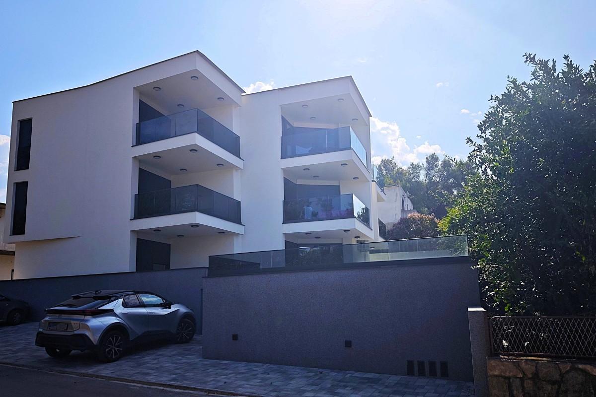 001-2051-26-island-hvar-apartment-in-the-center-of-town-with-parking-for-sale