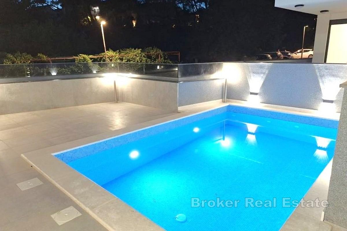 Novostavba - apartmán v centru města s parkováním, blízko moře