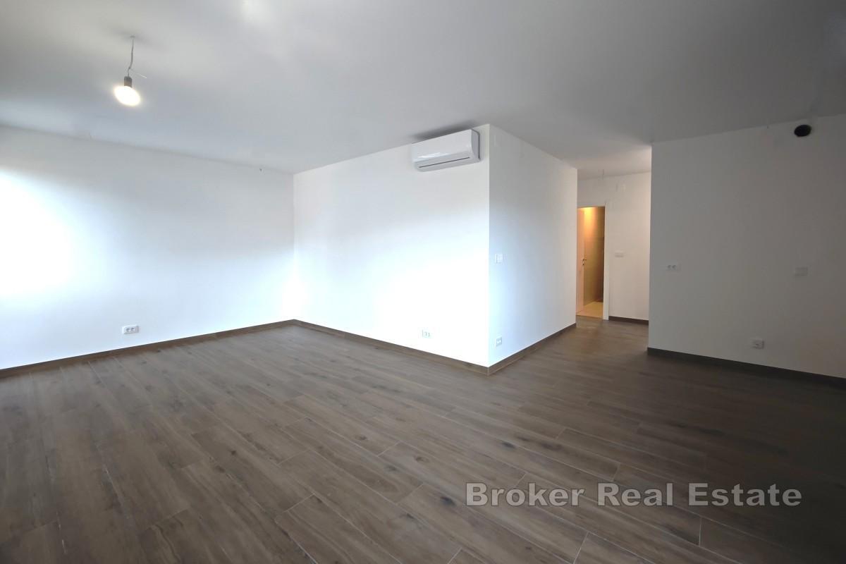 Novostavba - apartmán v centru města s parkováním, blízko moře