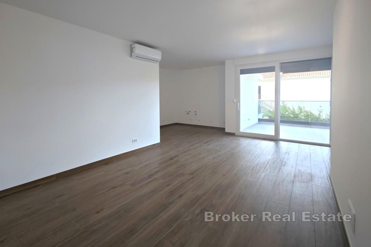 Novostavba - apartmán v centru města s parkováním, blízko moře