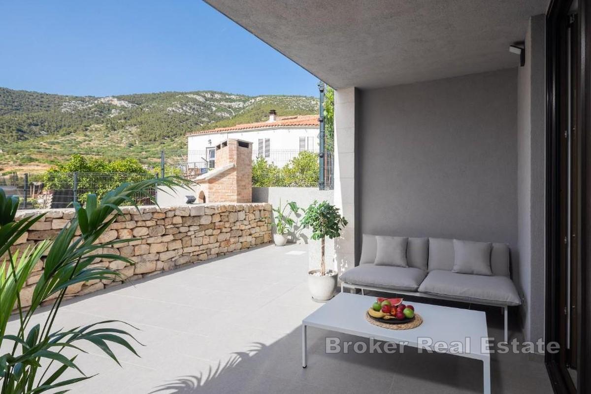 Maison neuve dans le centre-ville - trois appartements et une cour