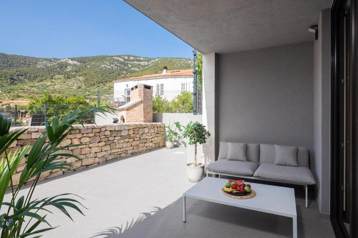 001-2051-27-island-vis-newly-built-house-in-the-city-center-for-sale