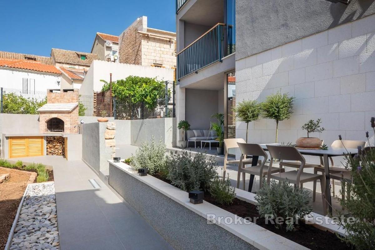 Maison neuve dans le centre-ville - trois appartements et une cour